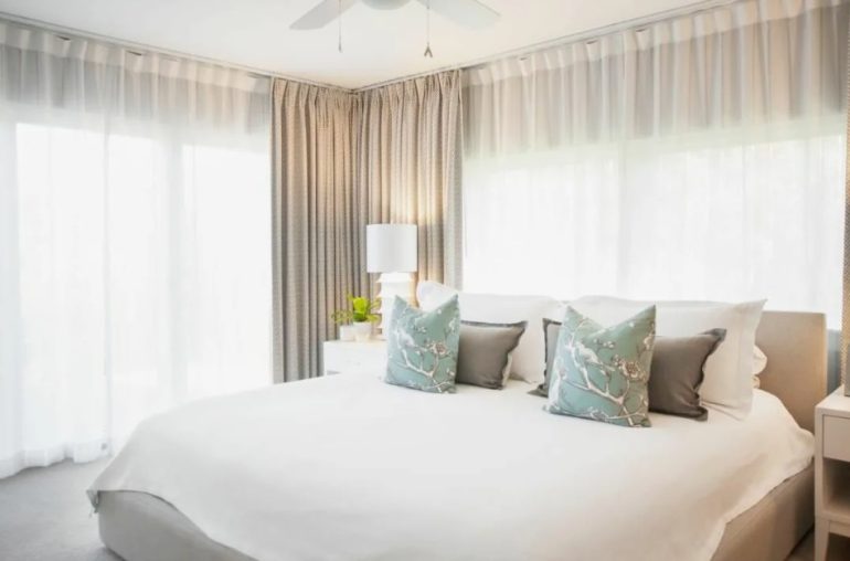 Спальня с угловыми окнами: дизайн и стили