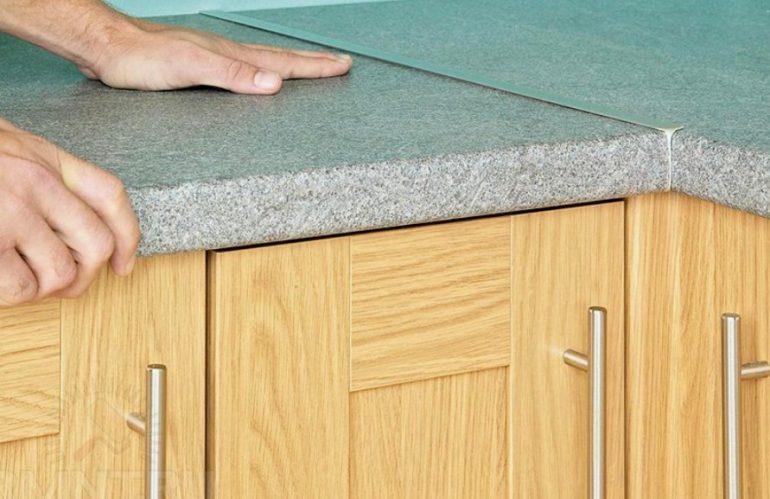 Столешница на кухне: когда пора менять и как это сделать правильно