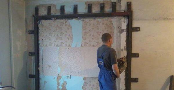 Демонтаж окна и оценка несущей способности стены