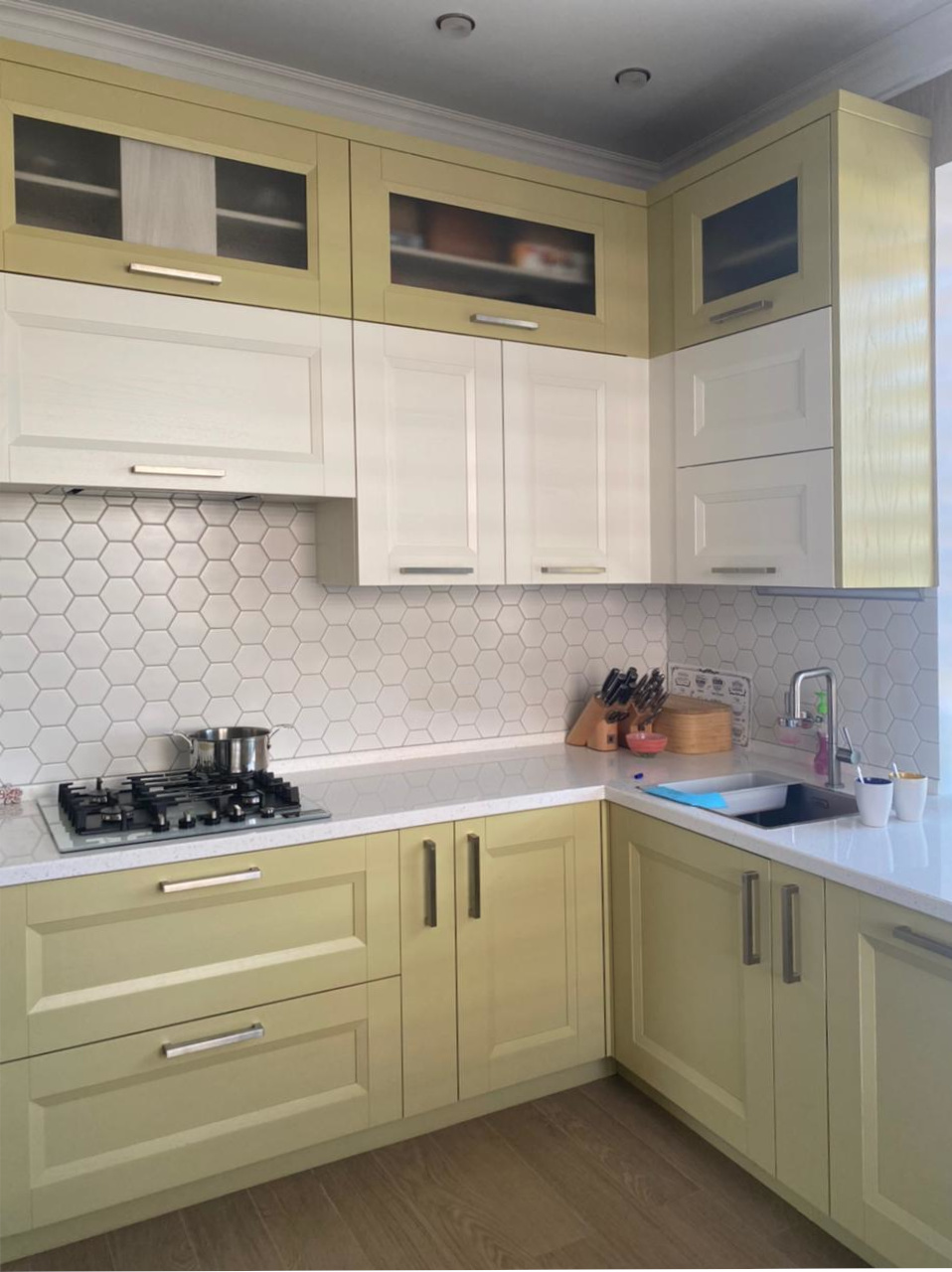 Дизайн кухни с двумя цветами: Гармоничное сочетание