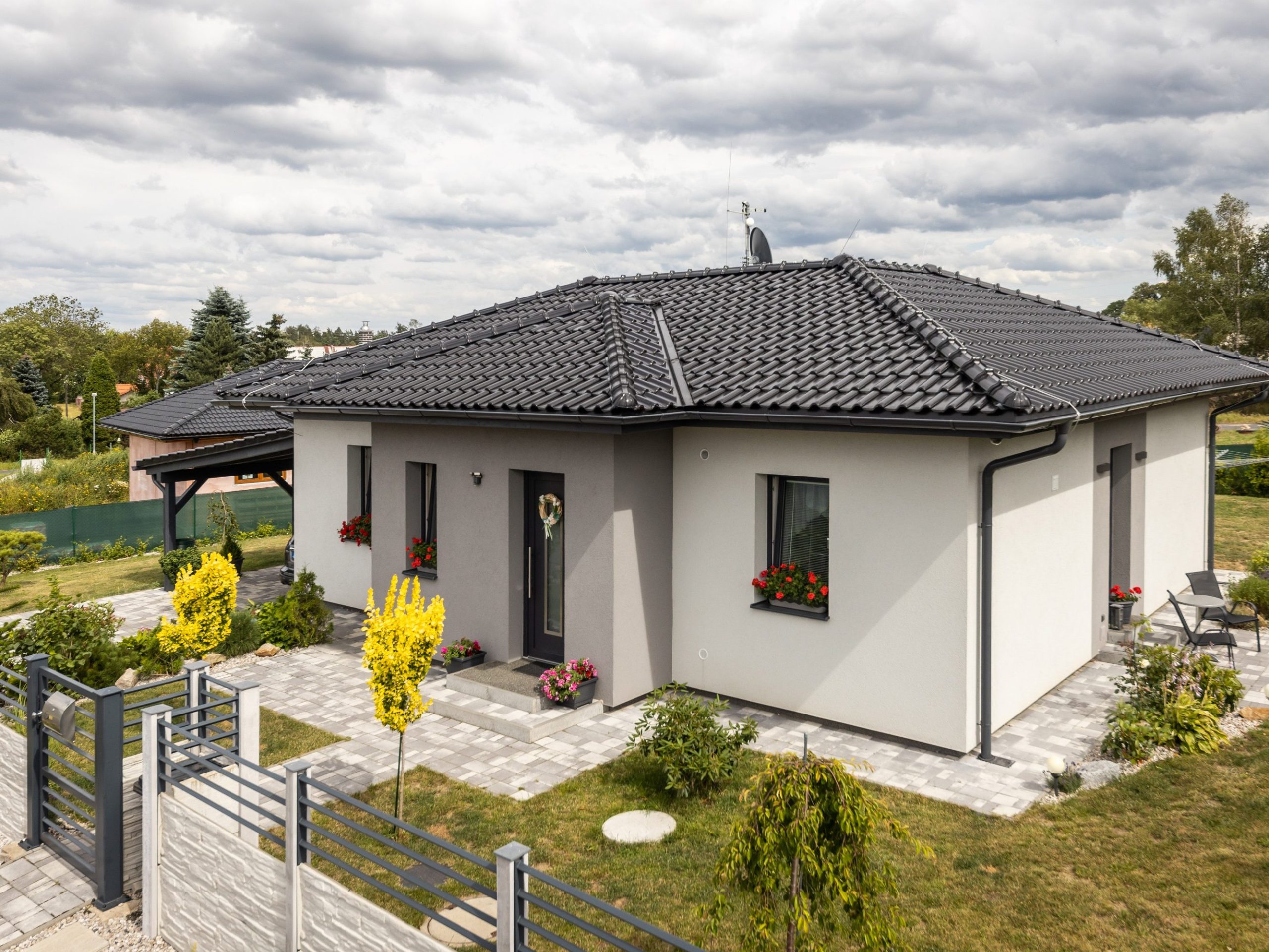 Фасад для дома из штукатурки: выбор и применение