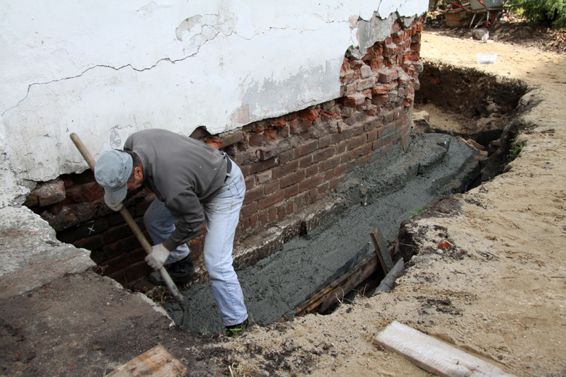 Как укрепить старый фундамент дома