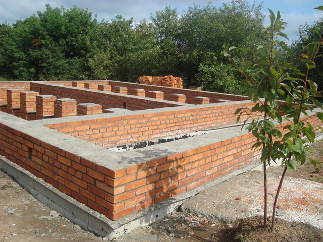 Какой фундамент для дома из кирпича?