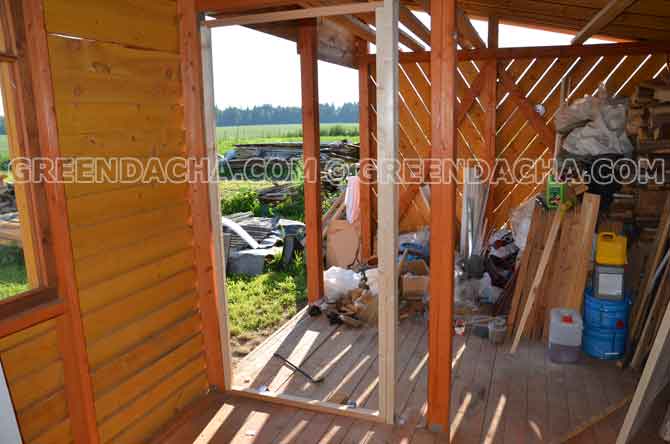 Установка дверей и окон в сарае