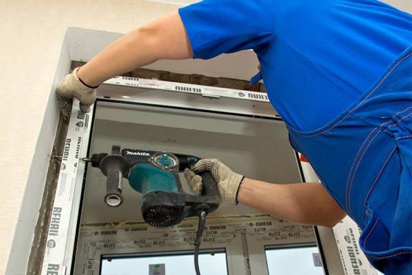 Установка пластиковых дверей под окном