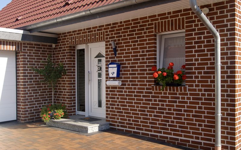 Фасады для домов под кирпич: преимущества и виды