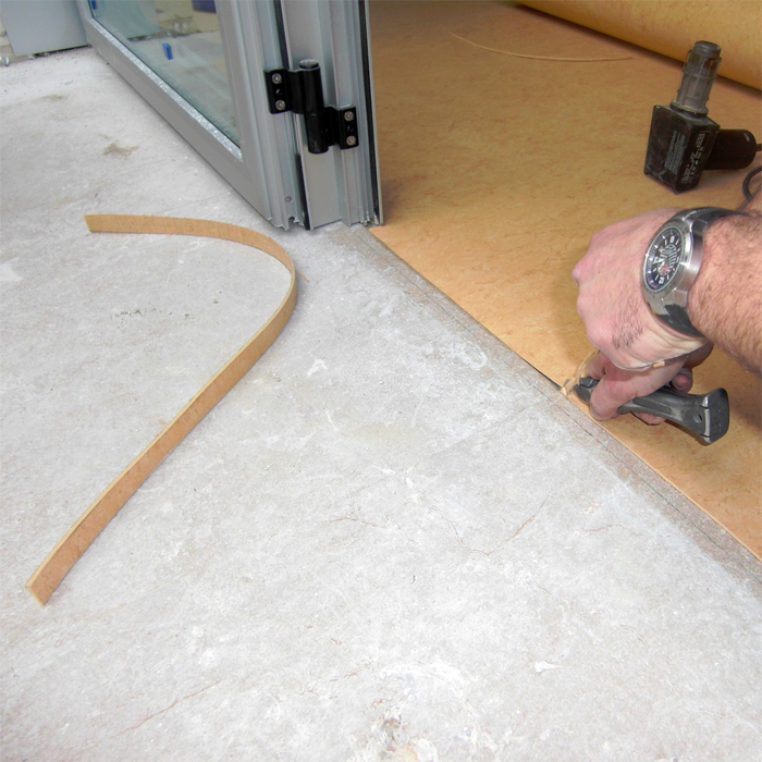 Как выровнять бетонный пол в квартире своими руками