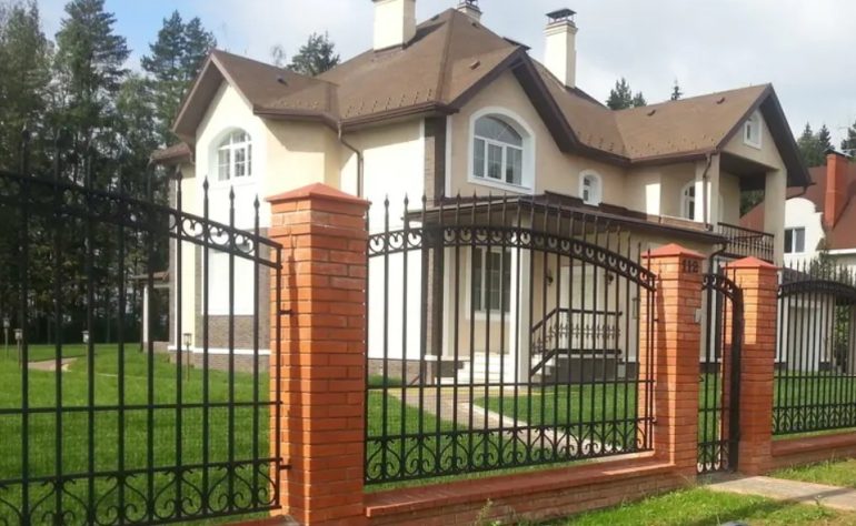 Заборы для дачи, которые украсят ваш участок