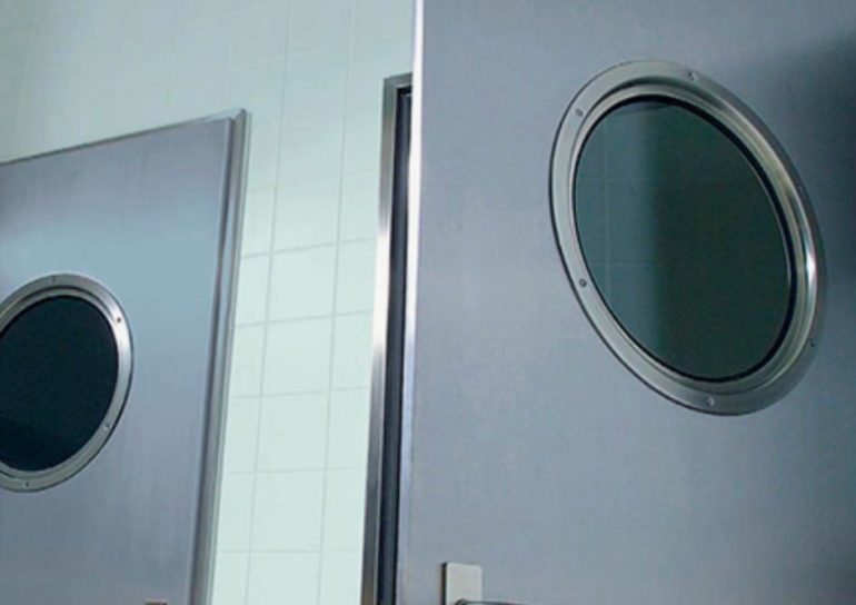 Двери с иллюминатором: решения для бизнеса, медицины и быта