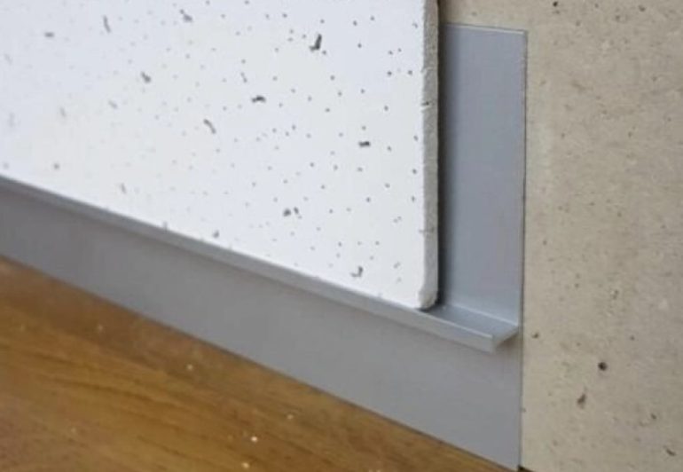 Тонкая детализация интерьера: когда алюминиевый плинтус скрытого монтажа лучше классических решений