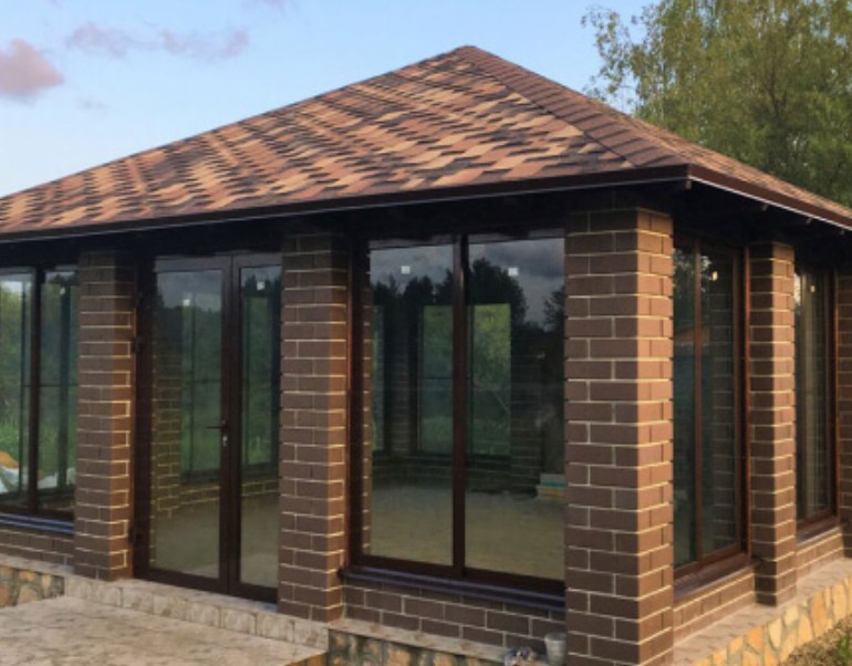 Какое остекление выбрать для беседок и на чем базировать выбор