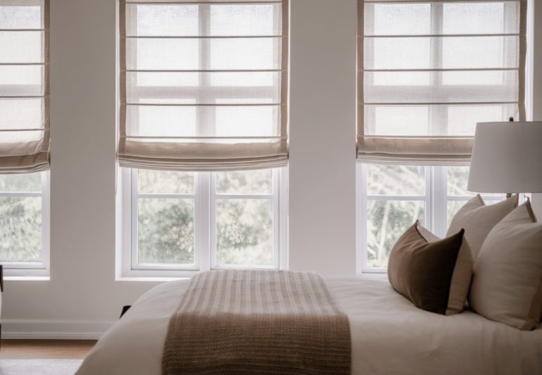 Римские шторы в спальне: идеальное сочетание уюта и функциональности